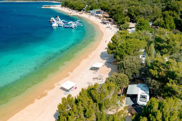 Kamp Šimuni dobitnici Superbrands Croatia 2025. – obiteljska oaza na Pagu