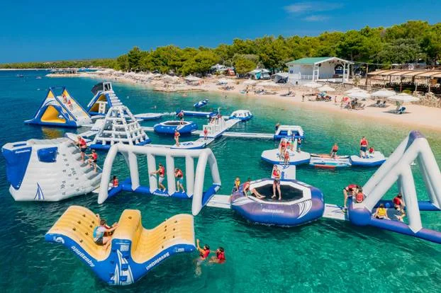 Kamp Šimuni dobitnici Superbrands Croatia 2025. – obiteljska oaza na Pagu