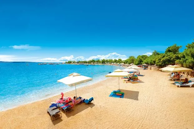 Kamp Šimuni dobitnici Superbrands Croatia 2025. – obiteljska oaza na Pagu